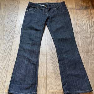 Lågmidjade bootcut jeans med coola detaljer på fickorna!  Midjemått = 40 cm (tvärsöver)  Innerbenslängd = 75 cm Köparen står för frakt, skriv om du har några funderingar!🤍