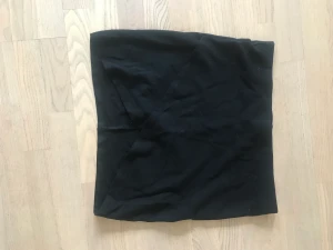 Kjol/topp - Jättesöt kjol med snitt i mitten som både kan användas som kjol och topp. Skriv för fler bilder.