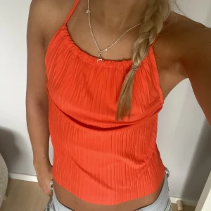 Orange topp - Säljer denna superfina oranga toppen!!! Sjukt snygg färg när man är brun❤️‍🔥❤️‍🔥