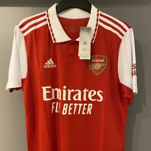 Fet Arsenal Tröja❤️ - Säljer denna feta arsenal tröjan. Helt ny och perfekt skick. 🦾❤️