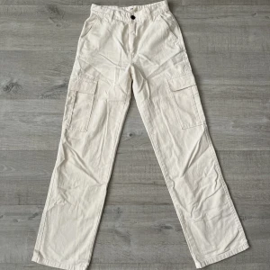 Beiga byxor strl 36 - Säljer dessa beiga byxor köpta från stradivarius, strl 36. Använda 1 gång. 