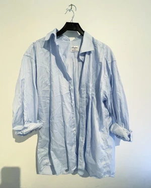 Oversized skjorta - Köpt vintage men knappt använd av mig. Stor och skön! 