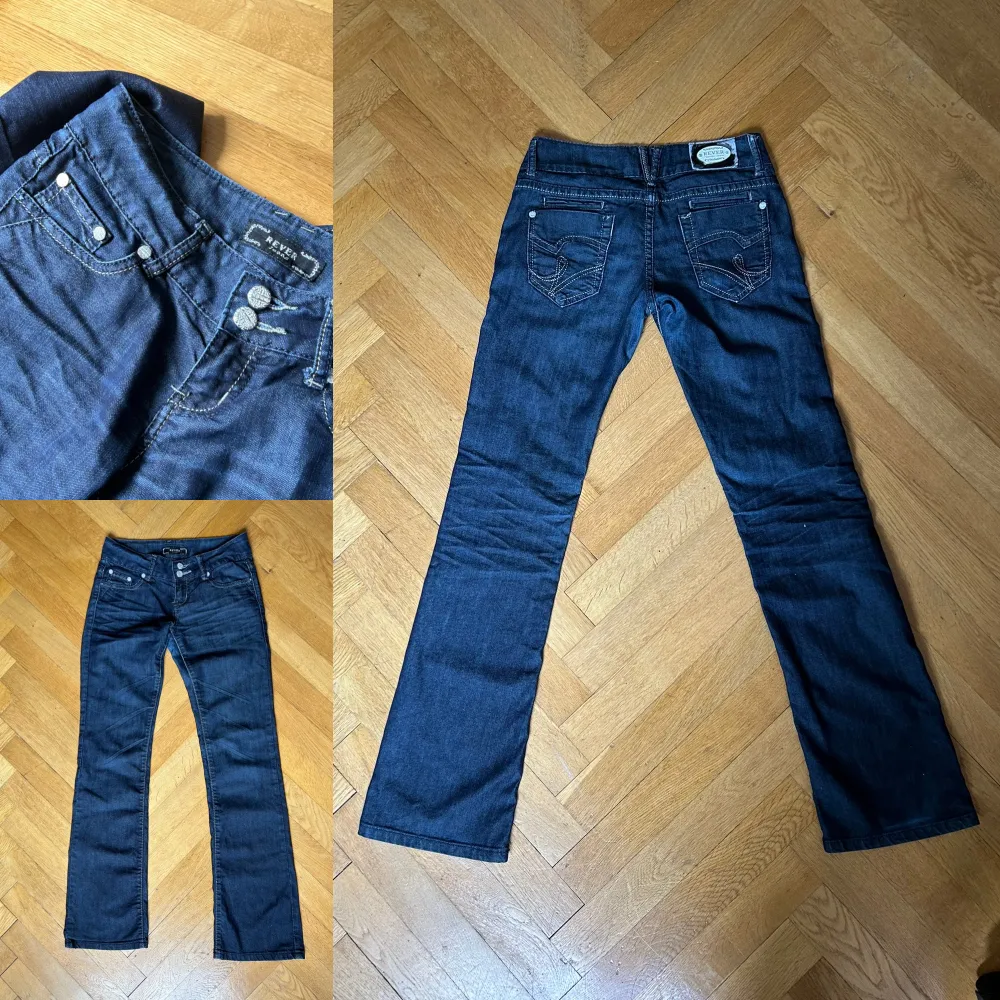 mörkblå lågmidjade jeans. midjemått: 74 cm och innerbenslängd: 81 cm. bra begagnat skick, inga defekter. . Jeans & Byxor.