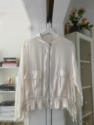 H&m blus  - Vit blus från h&m i mycket bra skick! Den har storlek L men passar även mig som bär S/M. Ställ gärna frågor om du har några funderingar!  