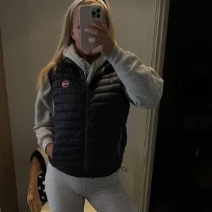 Dunväst Colmar - Marinblå dunväst från Colmar, storlek S/M! Inga defekter🤎Perfekt till lite kyligare höstpromenader eller skolstarten😍inköpt för 2500kr