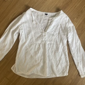 Vit top - köpt second hand! Mycket bra skick. 