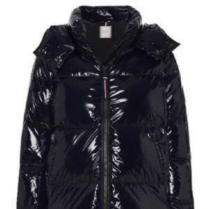 Tommy Hilfiger jacka💗 - Jag säljer nu min skitsnygga Tommy hilfiger jacka då den inte kommer komma till användning längre! Perfekt nu till hösten/vintern❣️ jackan är i nyskick och nypris är ca 2000. Stl xs men stor i storleken. Kom med bud❣️