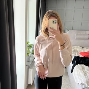 Hoodie - Rosa hoodie från H&M i fint skick