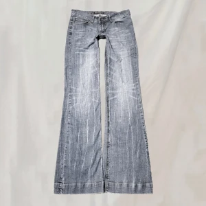 Lågmidjade jeans - Midja: 72 innerben: 85 Lågmidjade jeans med snygg tvätt. Storlek 36. Jeansen är i ett lite tunnare material. Rivorna längs benet är del av designen. Eventuellt smått urtvättade/nötta, men överlag fint skick!🤍
