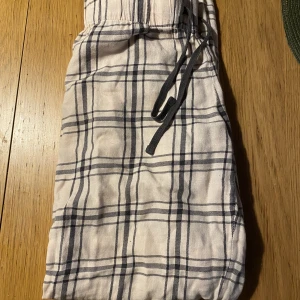 pjamasbyxor - Rutiga pyjamasbyxor, väldigt bekväma💕