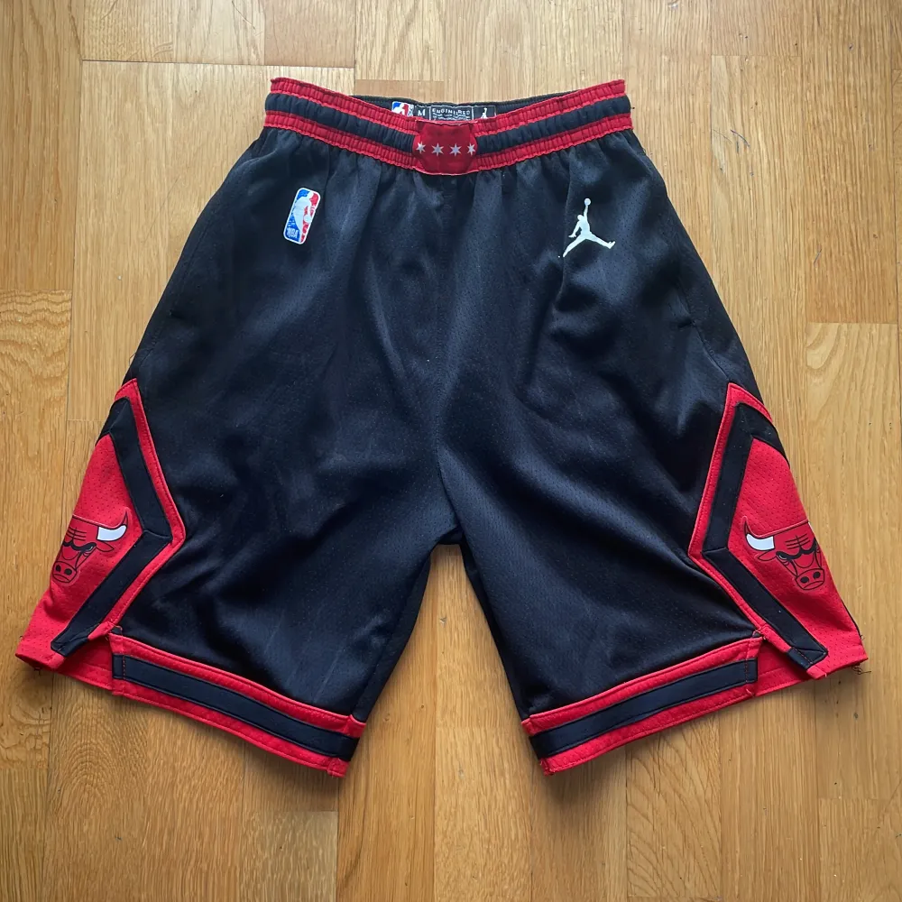 Ett par snygga Chicago Bulls shorts som är perfekta att ha i vardagen. Nypris ligger på 749kr. ☺️ Storleken passar om du är runt 150-162. Shorts.
