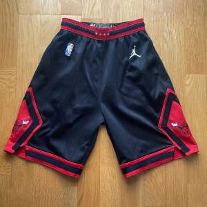 Ett par snygga Chicago Bulls shorts som är perfekta att ha i vardagen. Nypris ligger på 749kr. ☺️ Storleken passar om du är runt 150-162