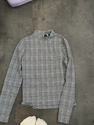 Tröjor - Paketpris 200 söta tröjor går även att köpa styck! Mjuk hoodie och en mer stilren tröja me hög hals!