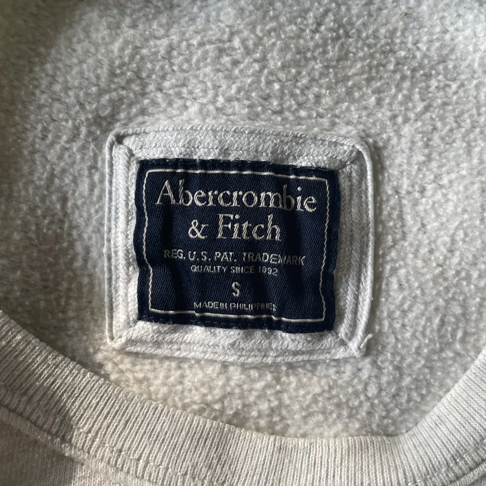 Ljus gråmelerad sweatshirt från Abercrombie. Begagnat skick men ändå fin. . Tröjor & Koftor.