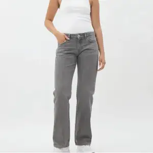 Säljer mina weekday jeans i färgen comet grey som alltid är slutsåld. Säljer pga de har töjts ut och är förstora för mig! 🥰köptes för 500kr nya från hemsidan !