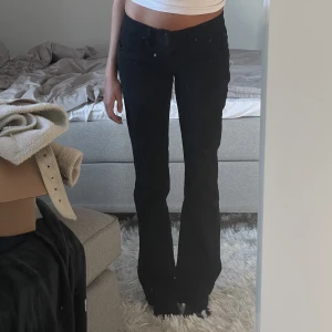 Svarta lågmidjade LTB jeans - Lågmidjade jeans ifrån LTB! Helt slutsålda överallt, nypris ca 849kr Midjemått: ca 36cm Innerbenslängd: 83cm Är 172cm och bär vanligtvis W26 och W27 ibland även W28 vilket är ungefär 34/36❤️hör av dig ifall du vill köpa så aktiverar jag ”köp nu”