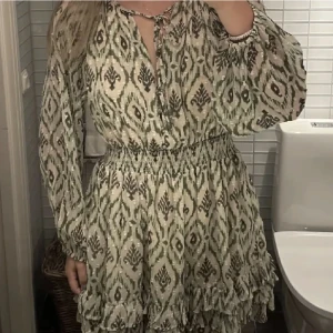 klänning från zara slutsåld - lägg bud! intressekoll