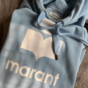 Isabel Marant tröja - Jättefin ljusblå isabel marant hoodie. Storleken sitter ganska stort.  Knappt använd, perfekt till hösten/ vintern. Väldigt bra skick, några få blekningar men det syns nästan inte då de inte är på framsidan vid själva trycket 💕