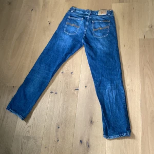 Nudie jeans - *Pris kan diskuteras*Säljer mina nudie jeans. jeansen har storleken 29/30 och är i modellen gritty jackson jeansen är anvämda försiktigt och använda max 5 gånger