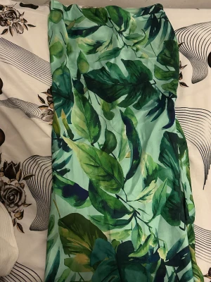 Klänning med tropisk mönster - slit - Perfekt klänning för sommaren! En tunn klänning med slit. Har används få gånger och är i bra skick.