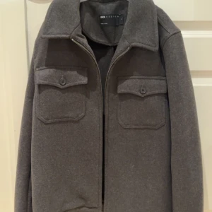 Ny, helt oanvänd jacka från ASOS - Jacka från ASOS, aldrig använd. Storlek S, normal i storleken. 