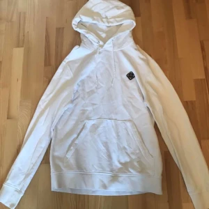j Linderberg  - Tja! Säljer nu min skit snygga J Linderberg hoodie som är stilren och passar till allt. Skicket är i nyssick. Nypris ligger på 1400kr mitt pris 800kr