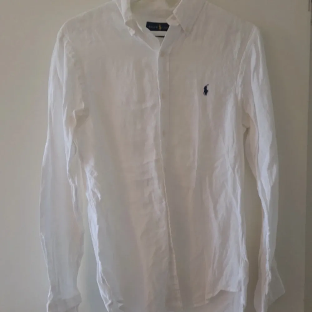 Tja! Säljer nu denna exklusiva linnéskjorta från Ralph Lauren skick 10/10 inga defekter. Ny pris 1600kr. Skjortor.