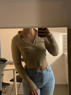 Beige/brun topp - Topp från h&m. Storlek S. Ribbad. 