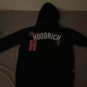 Hoodrich Tjocktröja - Säljer en hoodrich tjocktröja för 250kr jätte skön och köpt förra julen men använd bara 7-10 gånger priset kan diskuteras vid snabb affär möts bara slussen 