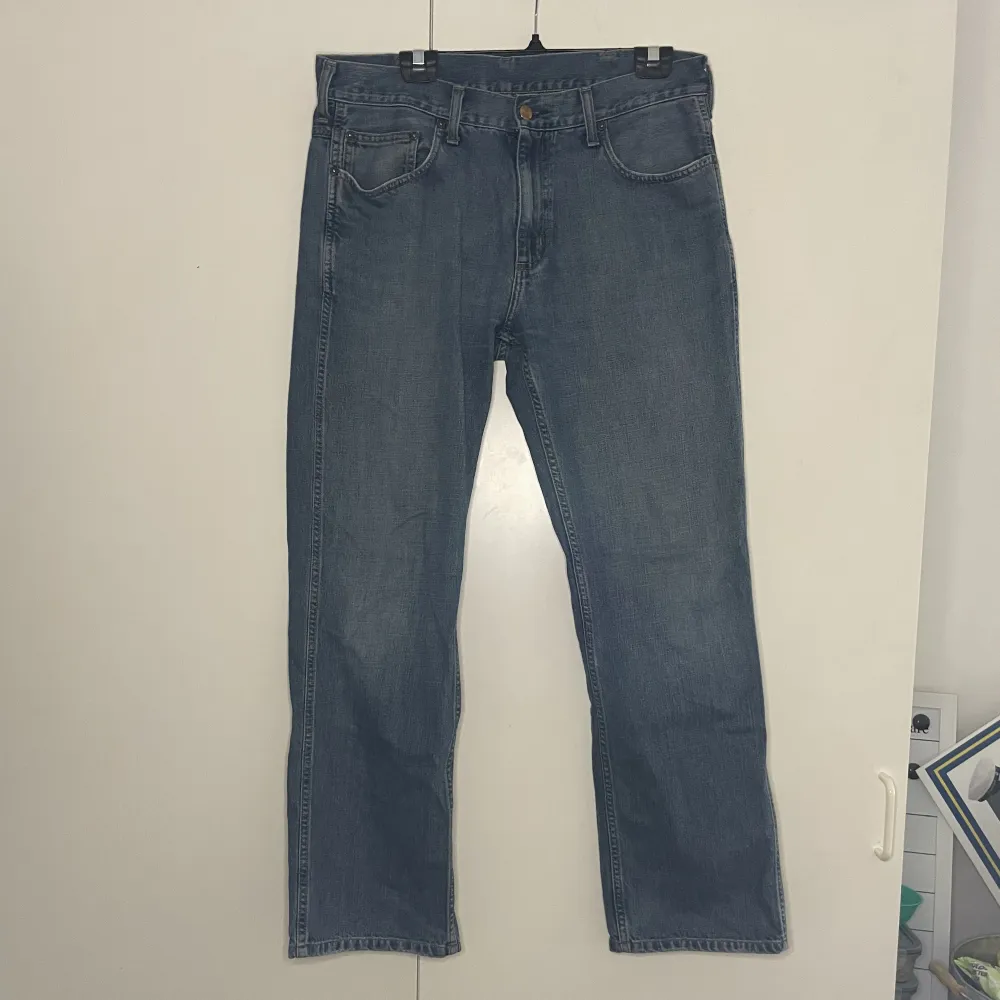 Säljer dessa Carhartt Jeans som inte används längre.  Storlek: W32/L32. Jeans & Byxor.