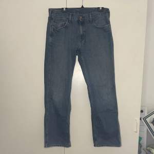 Säljer dessa Carhartt Jeans som inte används längre.  Storlek: W32/L32