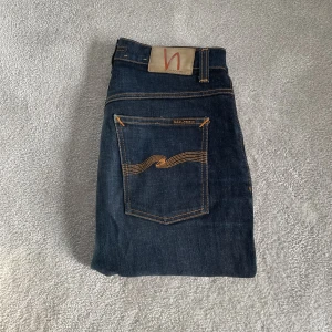 Nudie Jeans 28/30 - Säljer nu dessa feta Nudie Jeans i storlek 28/30 | Skick: 8/10 | Nypris: 1800 kr | Mitt pris: 449 kr | Hör av er vid minsta fråga eller fundering :)