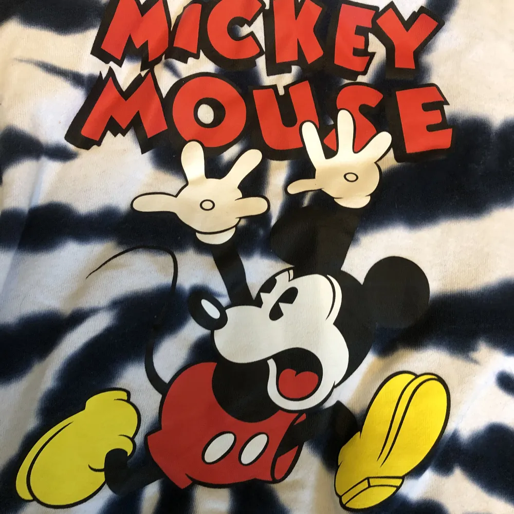 En fin micky mouse hoodie fån h&m! Dena tröja är oxå hör oanvänd och otroligt len på insidan❤️. Hoodies.