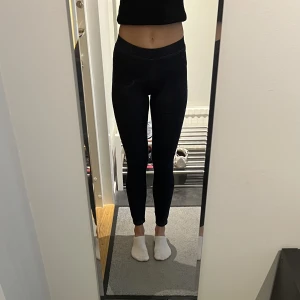 Leggings  - Mörkblå leggings från Gina Tricot i strl S. Använda några gånger. 