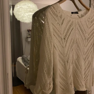 Vit stickad topp  - Vit stickad topp från ginatricot! Så fin till ett par jeans eller över en bikini! 