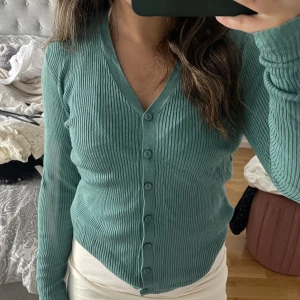 Kofta - En kofta med knappar i en jättefin färg💞💞 Den är tunn och ribbad i materialet och funkar utmärkt året runt❣️