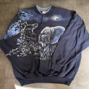 Varg Hoodie 🐺 - Retro oversized hoodie från beyond retro 🐺🌕🌲✨