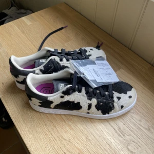 Adidas Stan Smith - Supercoola Adidas Stan Smith i Fuzzy Cow Print. Aldrig använda, etikett sitter fortfarande kvar. 