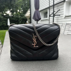 YSL Väska LOULOU - Säljer min älskade YSL väska på grund av att den helt enkelt inte är till användning längre. Den behöver kärlek från någon annan! Det är inte min stil längre så det könns onödigt att den bara ska stå oanvänd. 