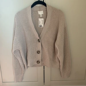 Cardigan  - Beige cardigan ifrån hm. Aldrig använd, prislappen sitter kvar. 