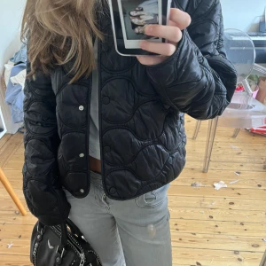 Populär jacka  - Säljer denna jacka från mango då jag har tröttnat på den💗 Stl M men liten i storleken så passar mig som brukar ha xs/s perfekt. Mycket bra skick.