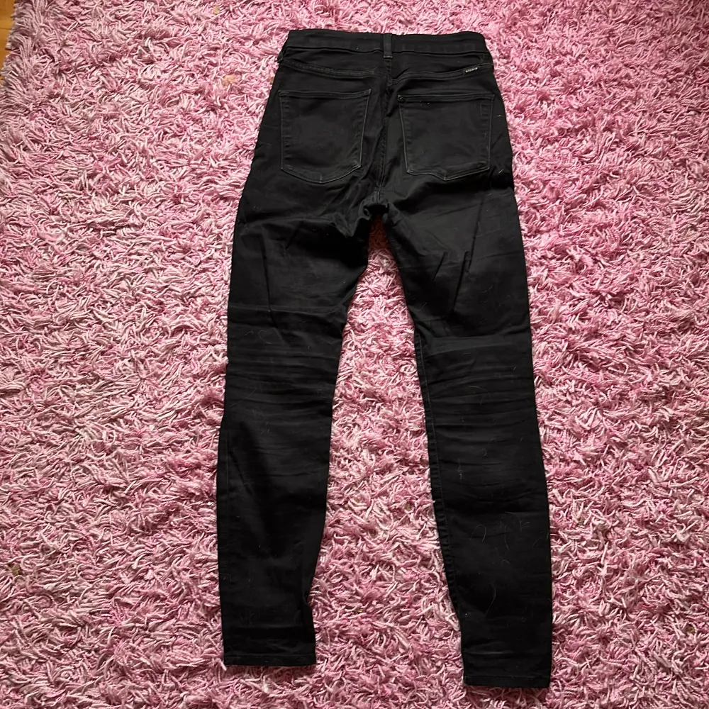 Det är svarta skinnyjeans i anklelängd . Jeans & Byxor.