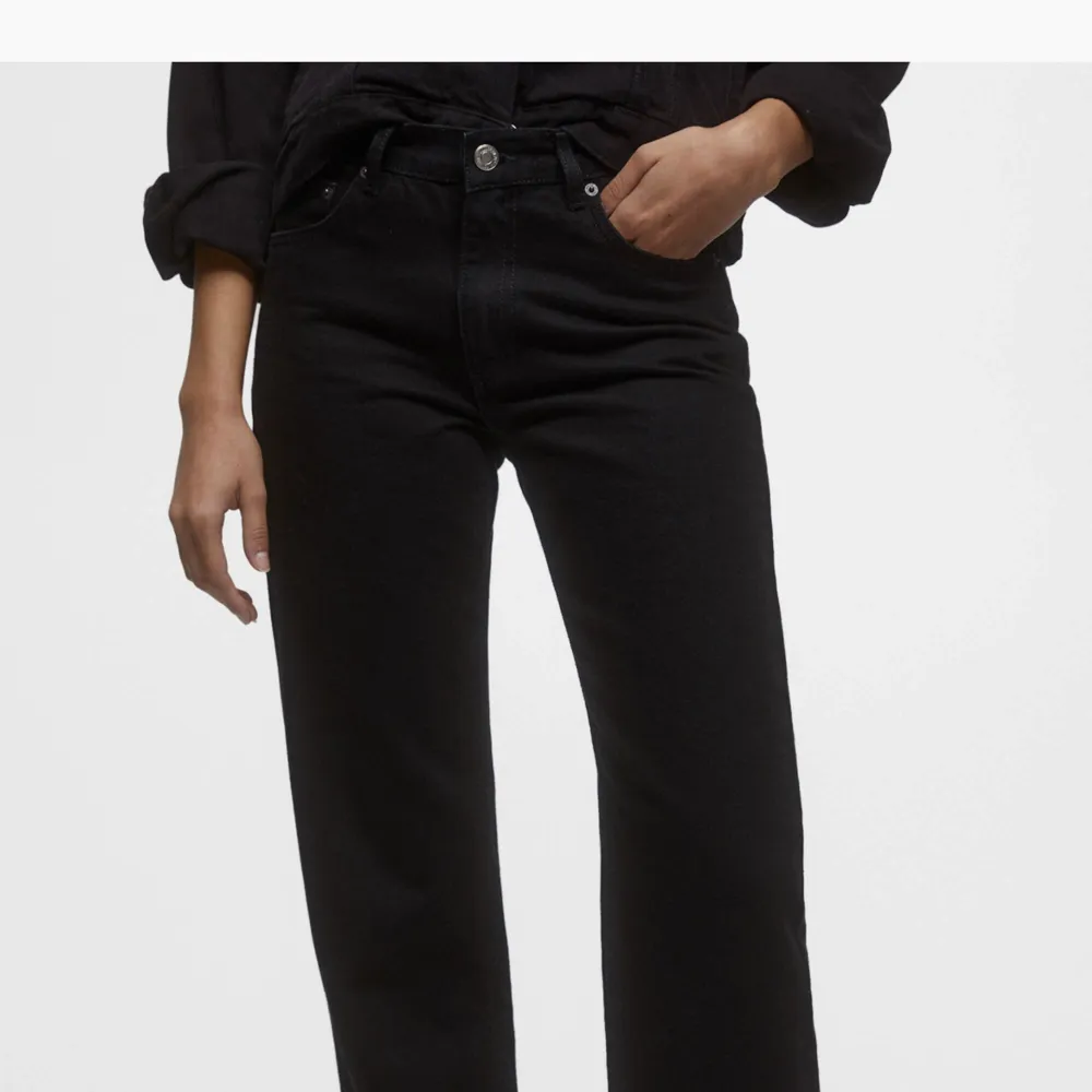 Superfina svarta jeans från Bershka! High Waist straight leg! Endast använda två gånger! Storlek 36🤍. Jeans & Byxor.