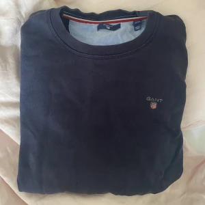 Gant tröja - Super najs mörk blå Gant tröja,står storlek 170 (passar S). Skriv om du har någon fråga/vill ha fler bilder eller liknande🫶🏽