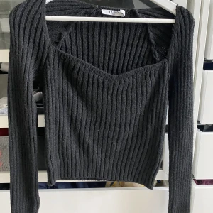 Stickad topp - En svart stickad topp ifrån NAKD