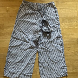 Linnebyxor - Blå-vitrandiga linnebyxor från KappAhl, använda kanske en, två gånger. Väldigt sköna! 