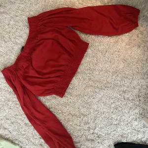 Röd tröja  - En röd magtröja från HM