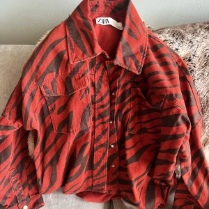 Zara Jacka - Jacka från Zara. Köpt 2020. Jättefint skick, inga skador eller annat! 🦓