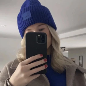 acne - Säljer min acne mössa som är använd fåtal gånger, nypris 1500kr💙 Säljer för 900, gratis frakt!! Hör av er😙 