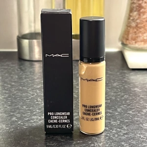 MAC Pro Longwear Concealer NC30 - ÅTERPUBLICERING FÖR FRI FRAKT. Säljer en sprillans ny Pro Longwear Concealer från MAC i färgen NC30 som är under bästsäljare på Kicks. Har endast tagit en droppe på handen i princip men den var för mörk på mig därav säljer vidare. Nypris 295 kr 🩶
